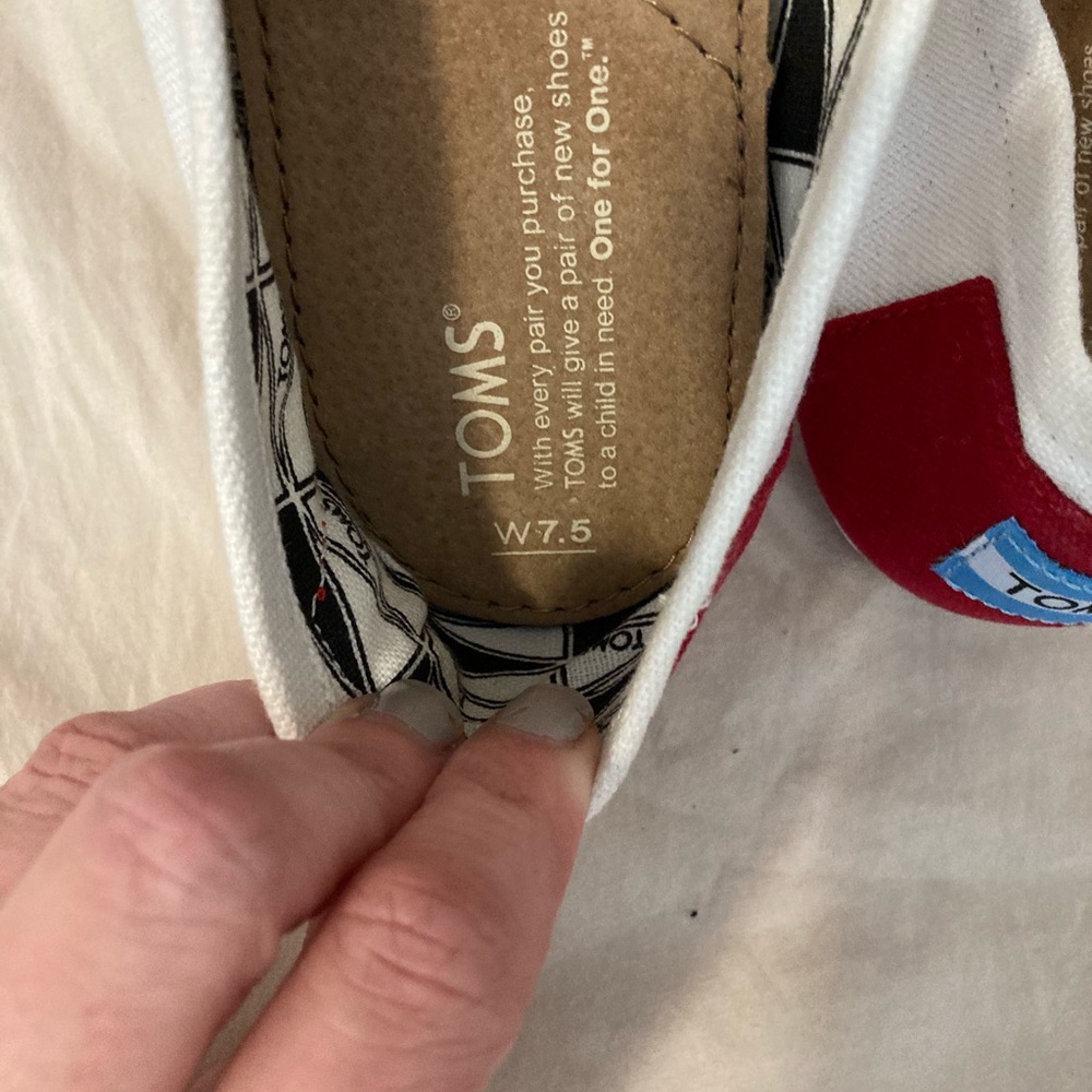 Women’s Tom’s size 7.5 NWOT - Picture 3 of 4